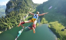 九游体育APP-法拉利鏖战威廉姆斯，勒克莱尔统治全场