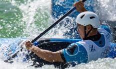 九游娱乐入口-赛艇比赛中选手顶着风雨取得胜利