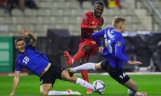 九游VIP-顶尖足球比赛中球员防守拦截精准