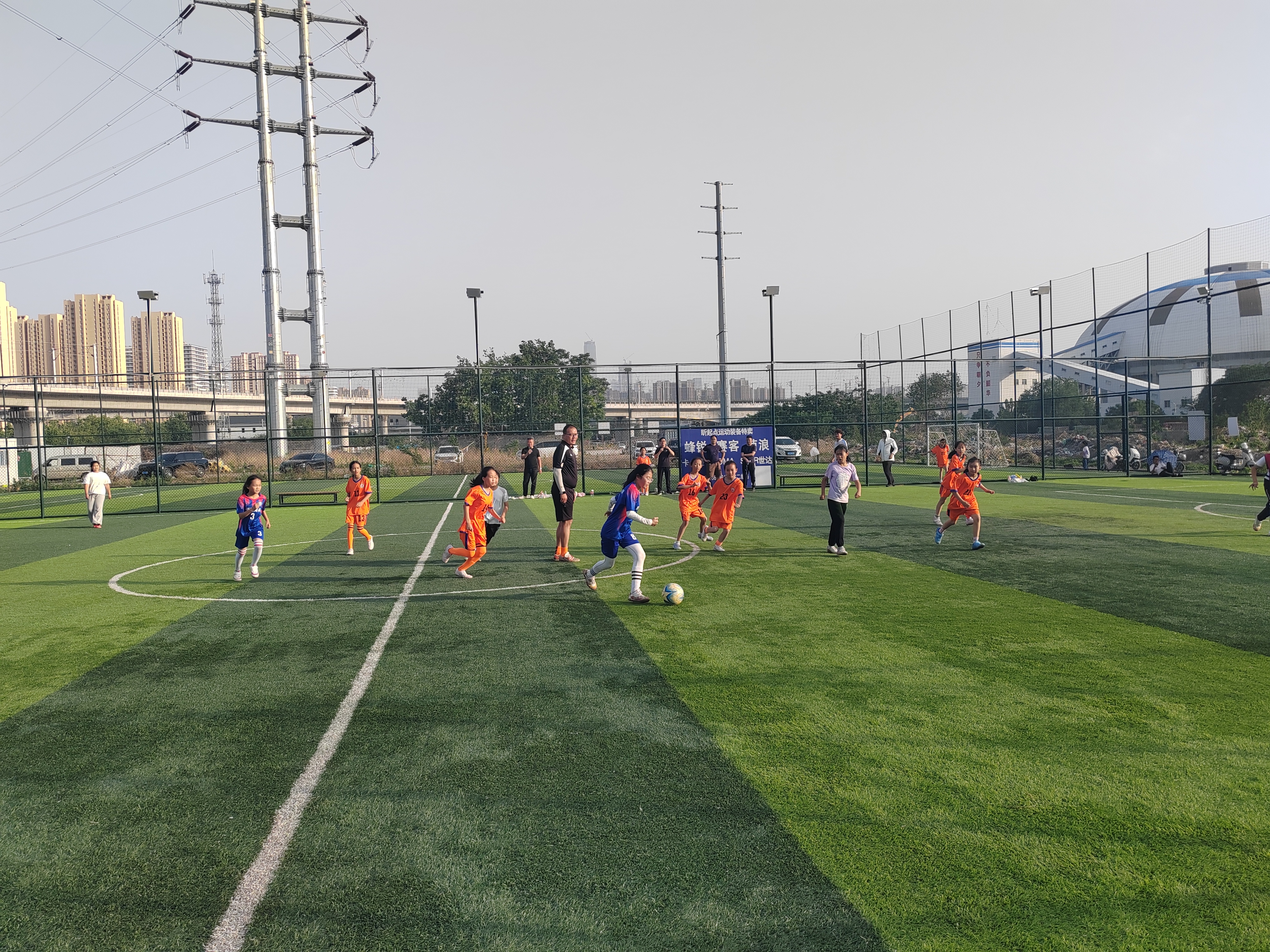 关于足球赛场精彩不断,球员们不畏艰难,奋力拼搏的信息 关于足球赛场精彩不断,球员们不畏艰难,奋力拼搏的信息