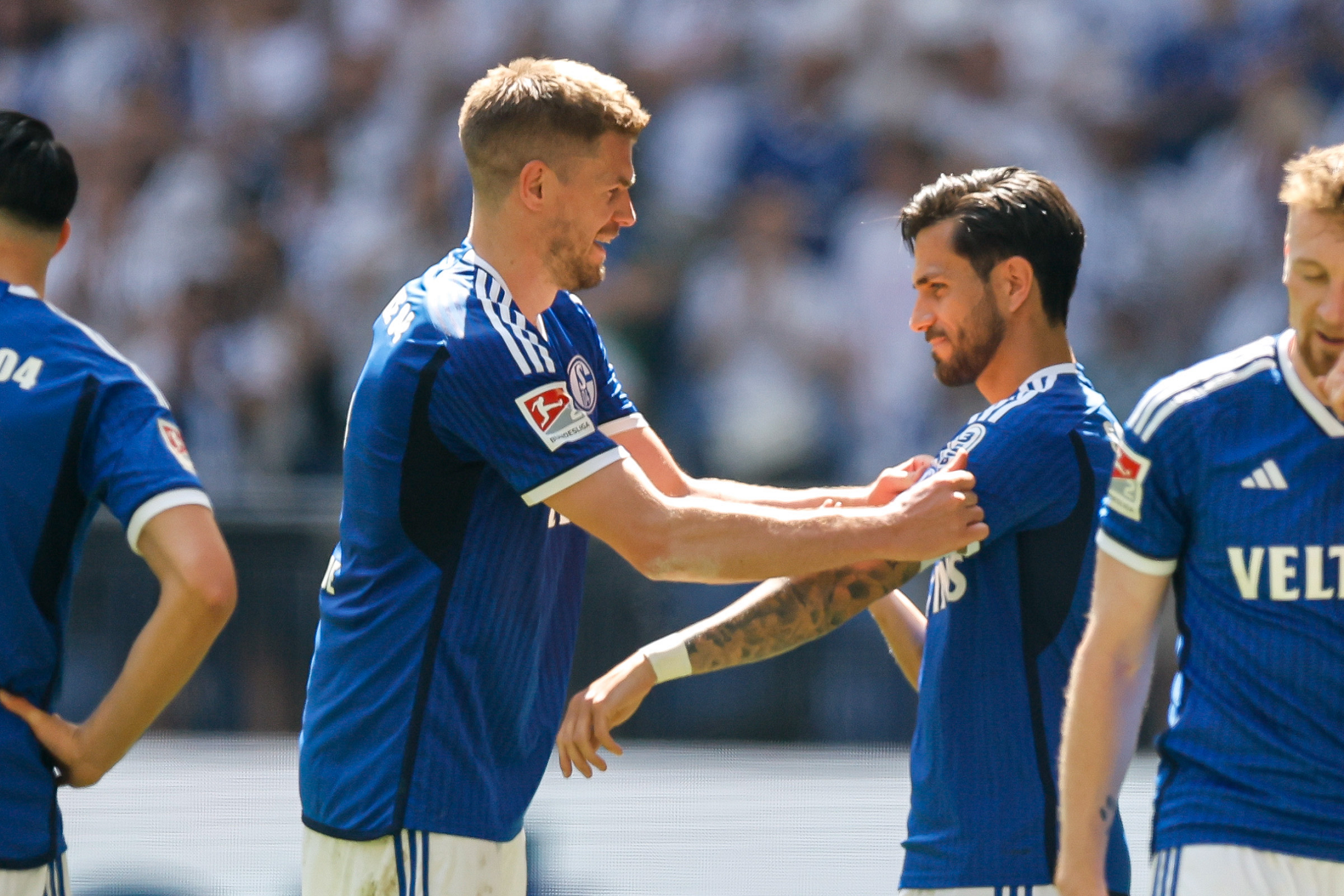 沙尔克球员拼尽全力赢得比赛 沙尔克球员拼尽全力赢得比赛