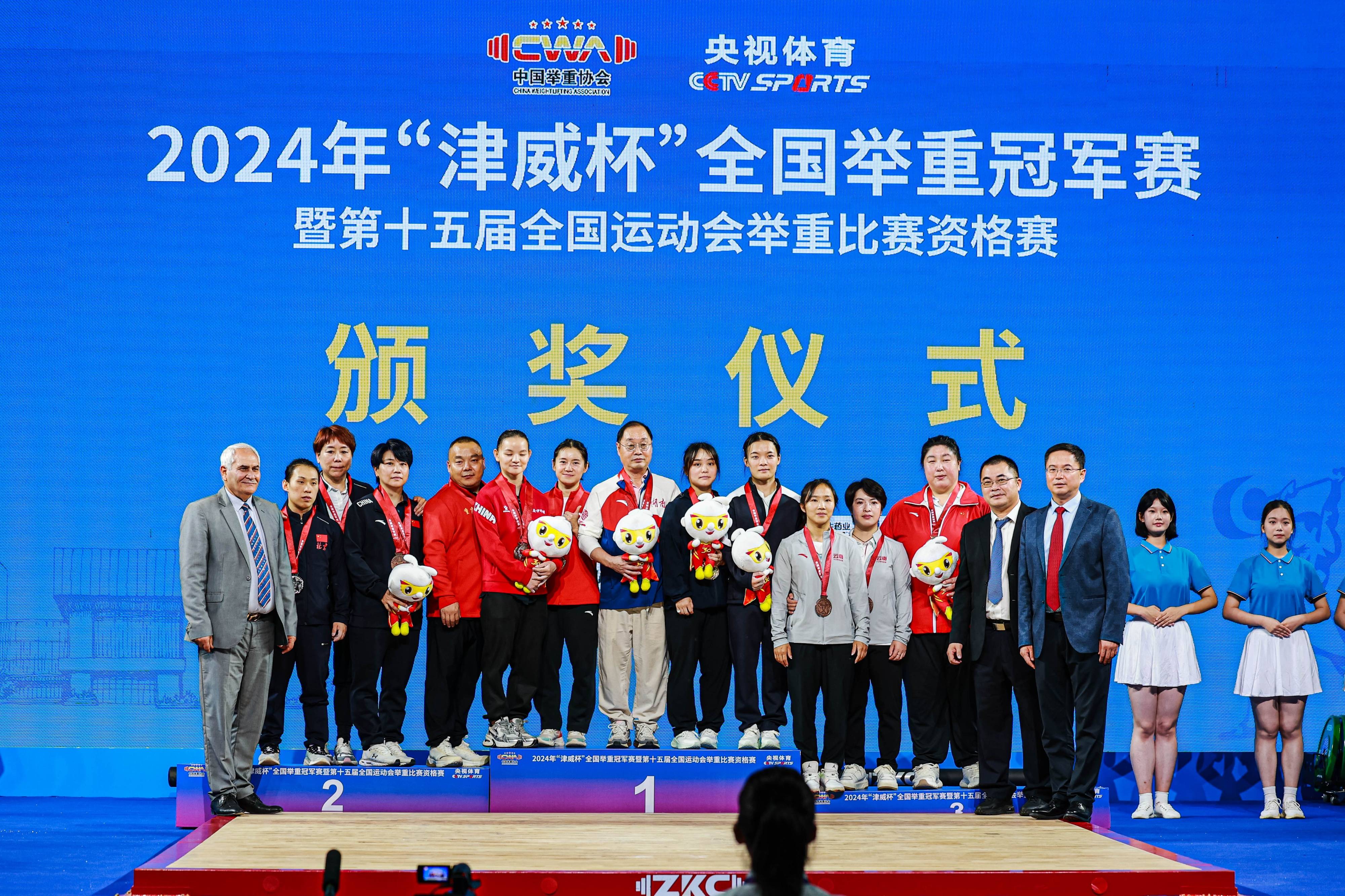 举重比赛现场热血沸腾,争夺金牌激烈的简单介绍 举重比赛现场热血沸腾,争夺金牌激烈的简单介绍