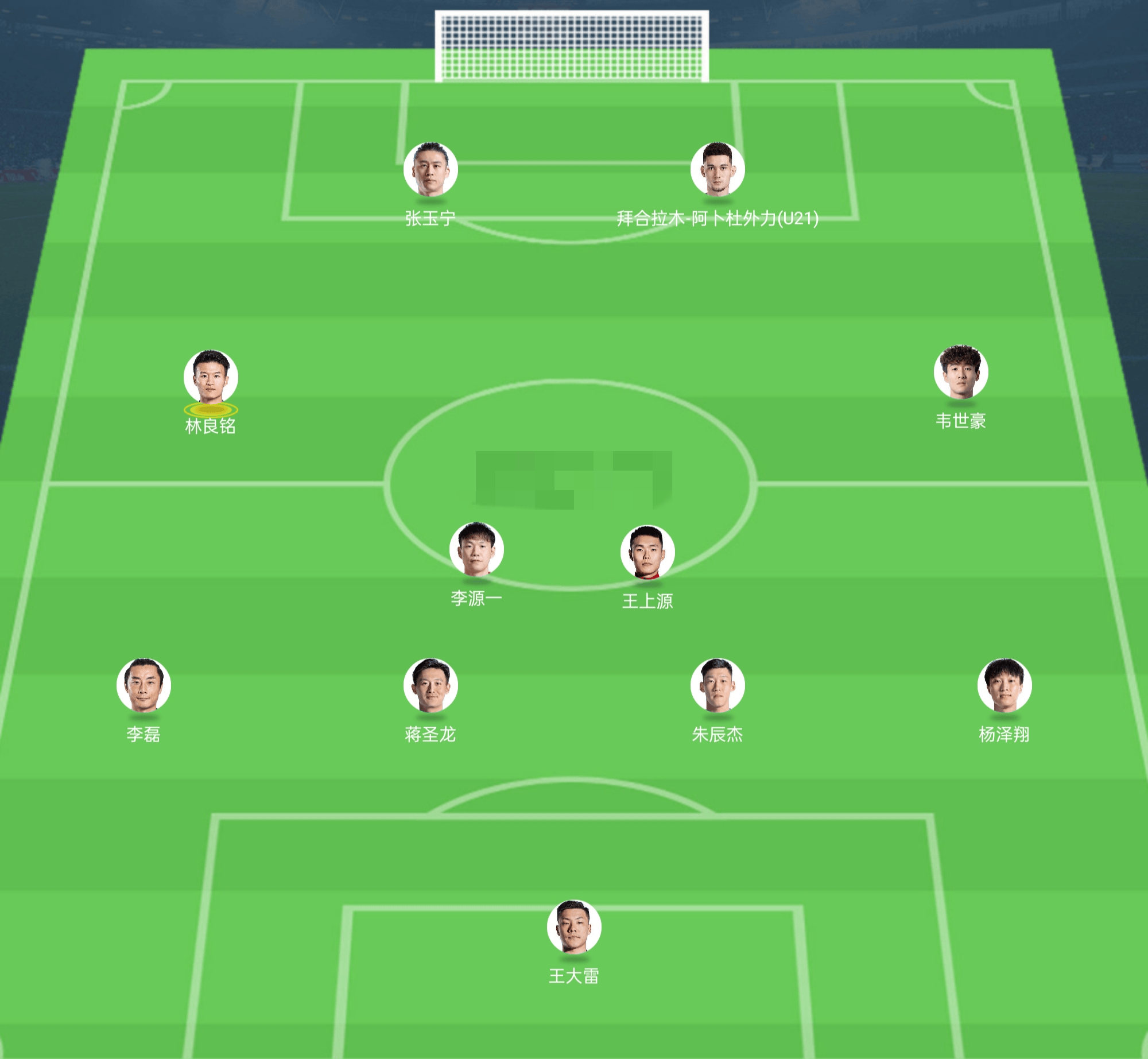 顶尖足球比赛中球员防守拦截精准 顶尖足球比赛中球员防守拦截精准