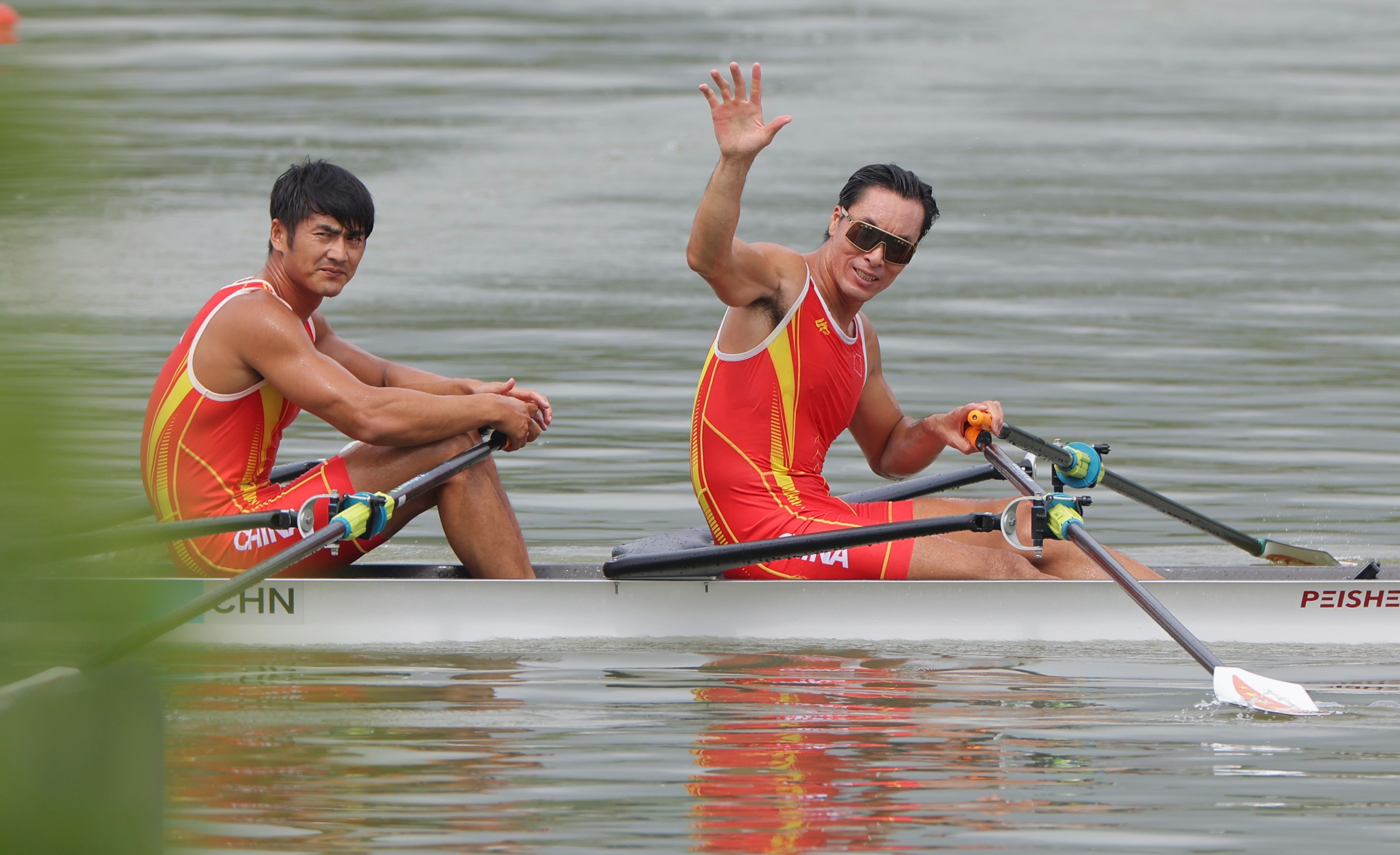 赛艇比赛中选手顶着风雨取得胜利