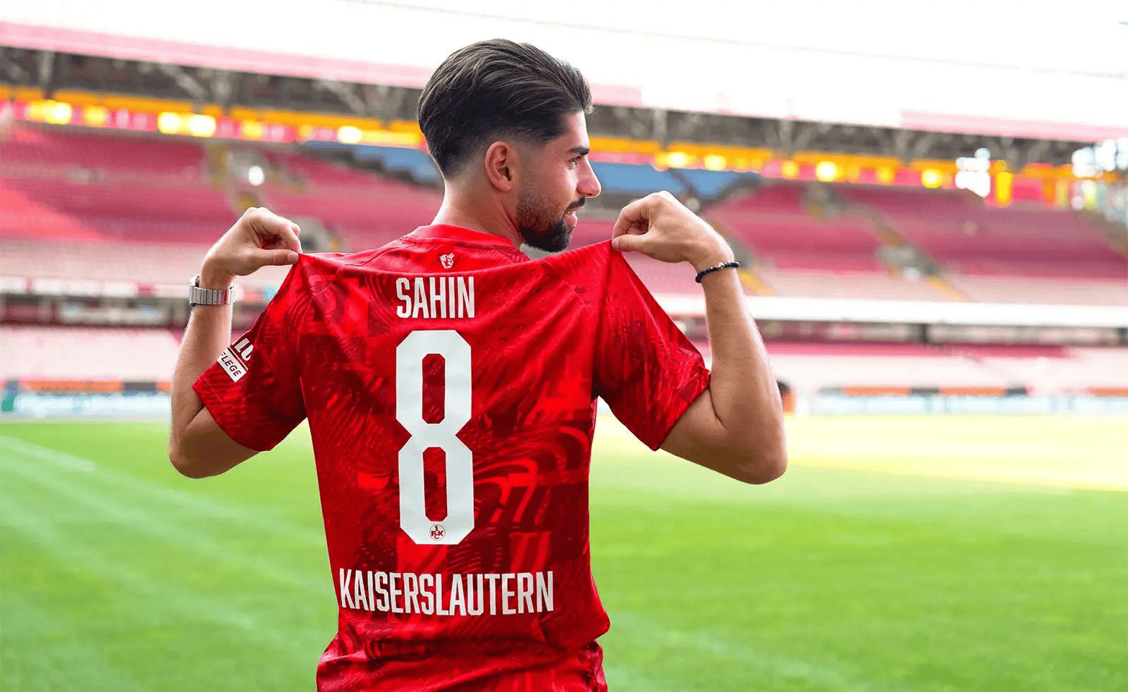 包含汉诺威96客场3-1击败凯泽斯劳滕，取得重要三分的词条