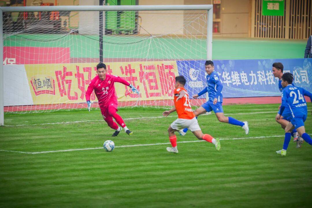 包含足球场上好戏连连,球员展现实力拼搏赛场的词条 包含足球场上好戏连连,球员展现实力拼搏赛场的词条