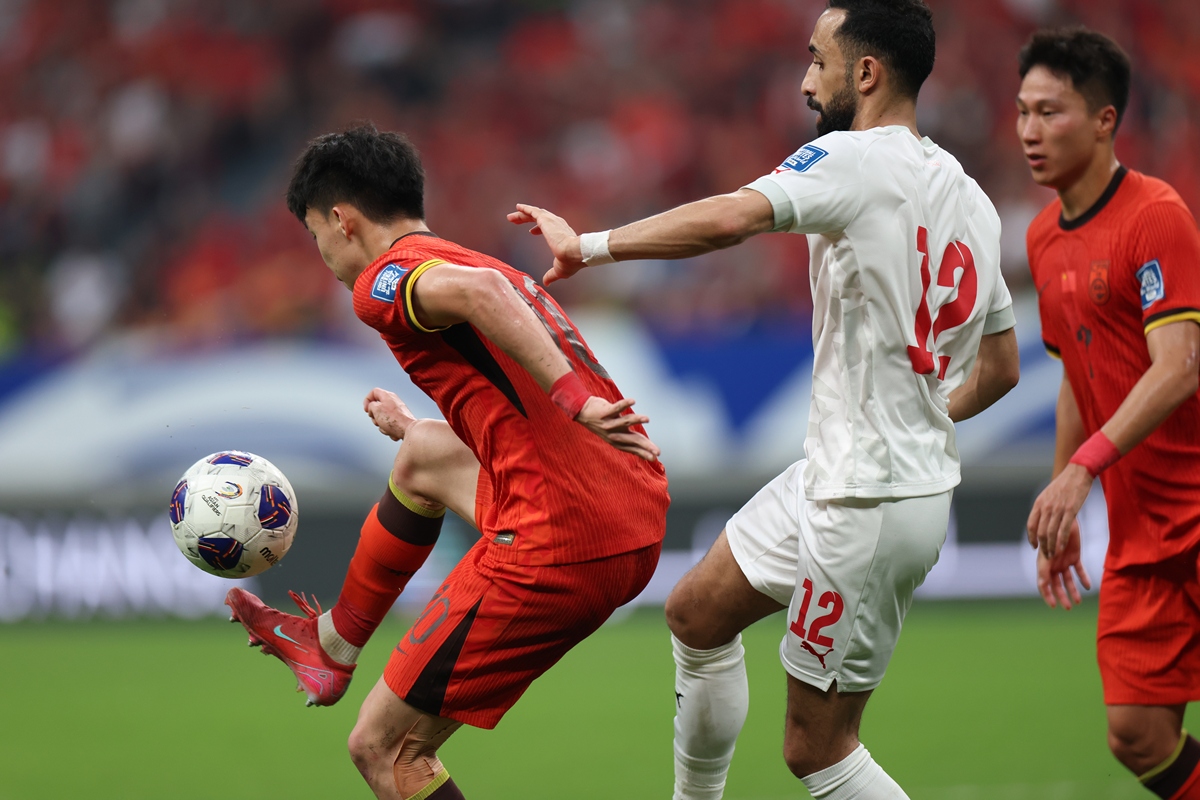 包含足球场上好戏连连,球员展现实力拼搏赛场的词条 包含足球场上好戏连连,球员展现实力拼搏赛场的词条