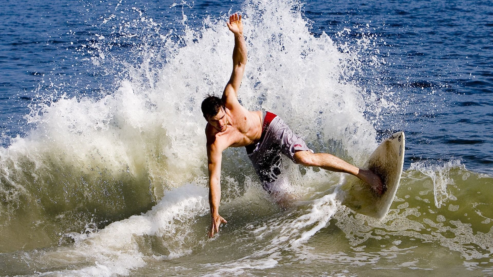 红牛车队轻取索伯车队，皮亚斯特里关键制胜，一场战术与天赋的完美演绎